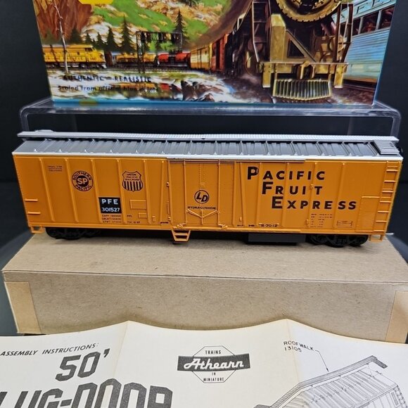 Athearn Train HO Gauge Pacific Fruit Express 50 ft Braced Reefer 1636 P.F.E. - Picture 3 of 15